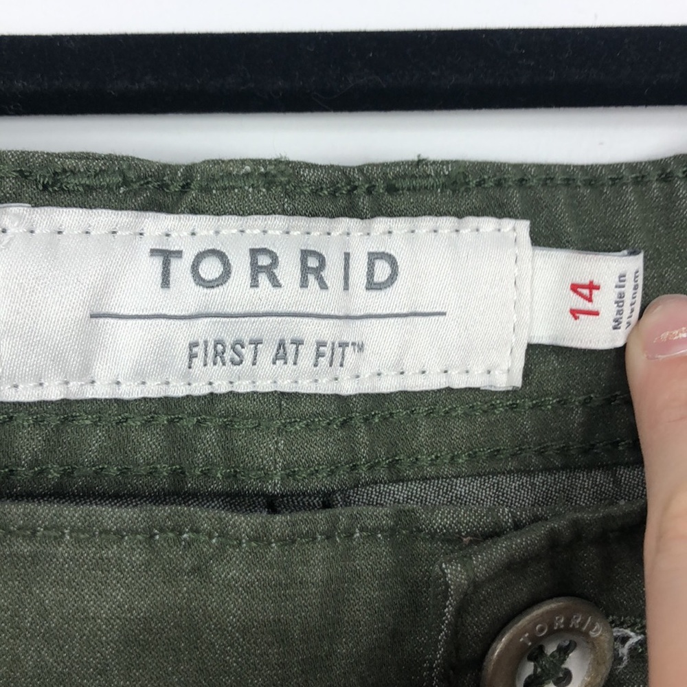 TORRID olive green waist tie bucket style cropped cargo Capri pant B3 - Picture 5 of 10